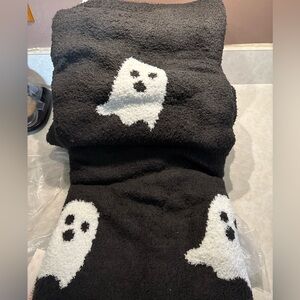 Cupcakes & Cashmere Black Throw with White Ghosts